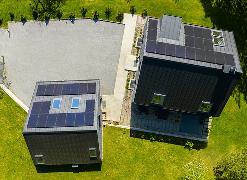 Saulės elektrinė su Blacstar saulės moduliais ant dviejų pastatų